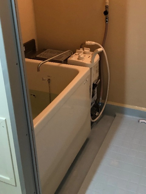 大阪府和泉市にてバランス釜と浴槽設置