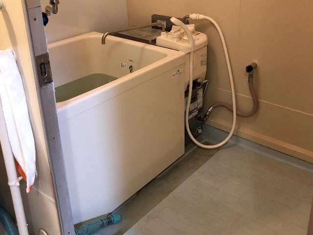 兵庫県伊丹市にてバランス釜と浴槽設置