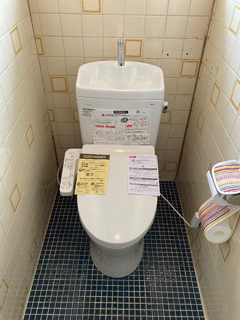 大阪府東大阪市にてトイレ交換 TOTO隅付形便器からピュアレストQRウォシュレットBV2