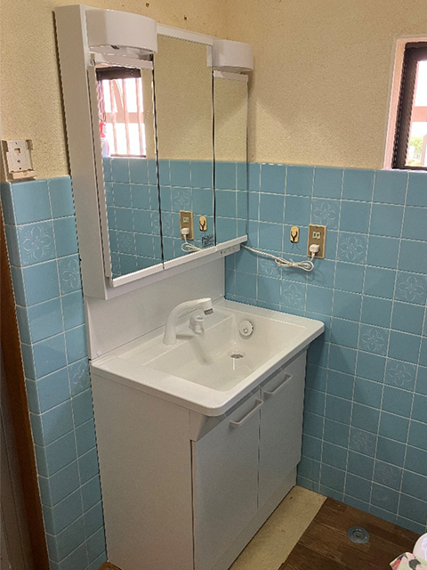大阪府東大阪市で洗面台交換工事！日東ステンレス工業LHE-75からTOTO Vシリーズ（3面鏡）へ
