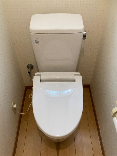 東大阪市でトイレリフォーム工事！松下電工 CH467YWS からリクシル アメージュへ交換