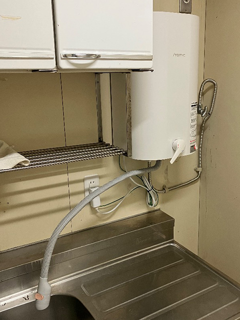 大阪市中央区にて小型壁掛け電気温水器交換！細山熱器株式会社 HDEN-20 → イトミック EWM-14N